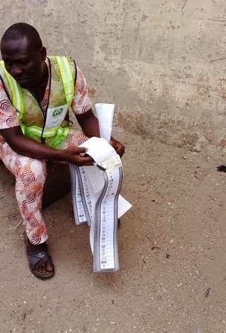 INEC official reportedly caught with the thumb-printed ballot papers today