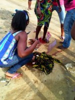 Woman gives birth on the streets of Lagos (Photo)