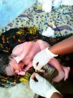 Woman gives birth on the streets of Lagos (Photo)